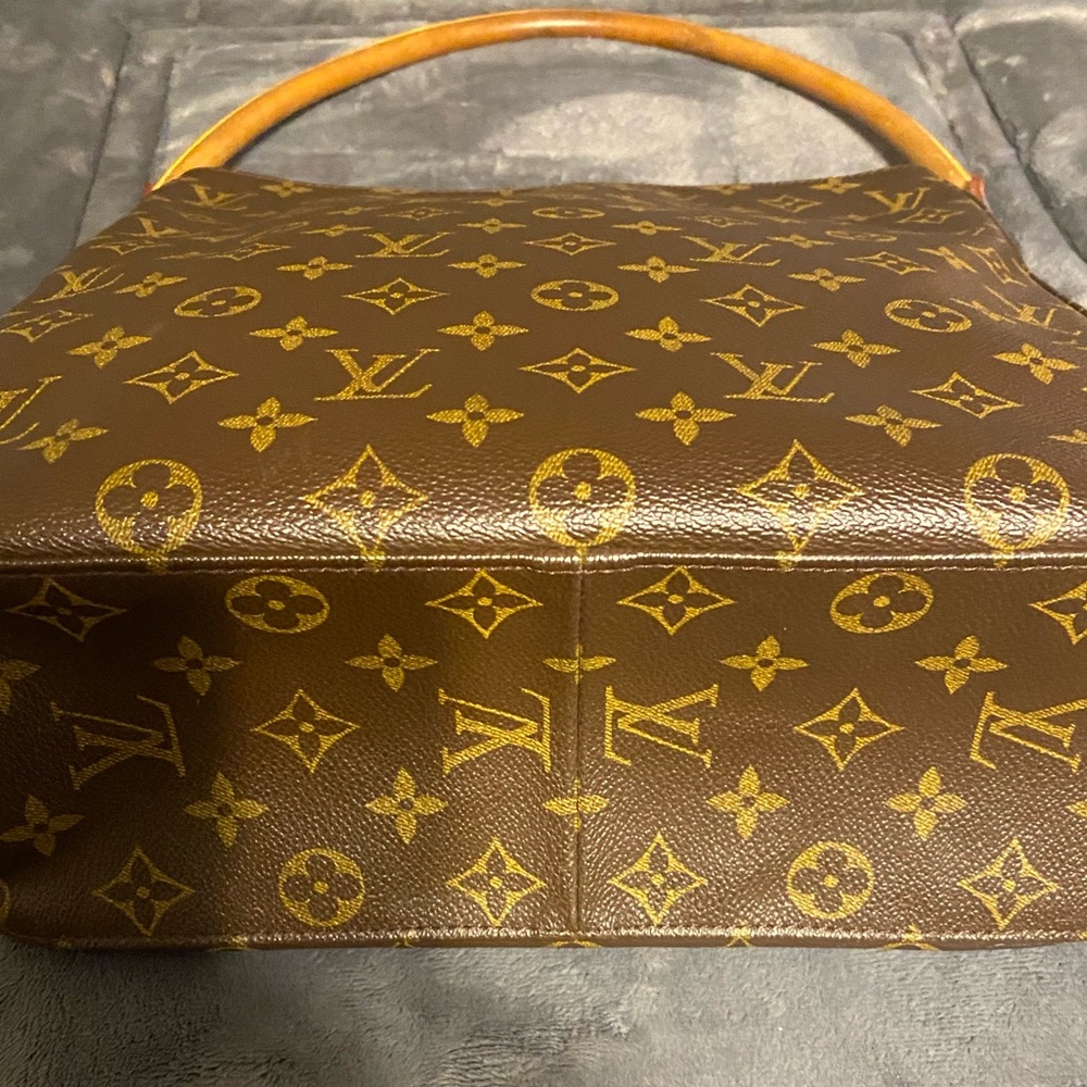Authentic Louis Vuitton purse. Very gently used. Comes with dust cover - Picture 4 of 10